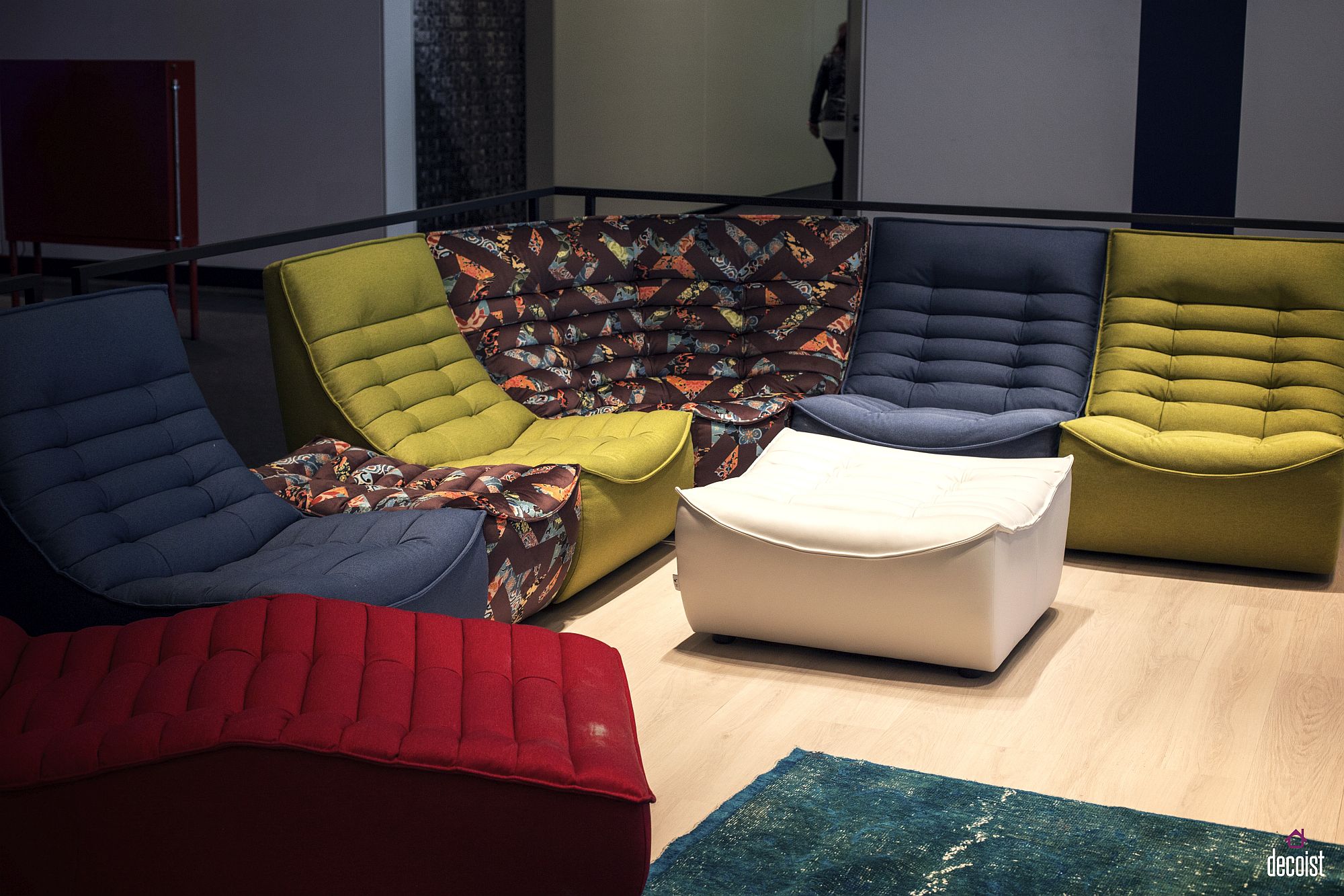 Adding-color-and-pattern-to-the-living-room-with-modular-sofa-units-from-Calia-Italia